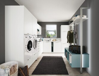 Zeitlos schöner Hauswirtschaftraum in LASER 427 Alpinweiß mit Farbakzenten in AQUA 254. Durch den erhöhten Einbau von Waschmaschine und Trockner ist das Be-und Entladen viel komfortabler. Zeitlos schöner Hauswirtschaftraum in LASER 427 Alpinweiß mit Farbakzenten in AQUA 254. Durch den erhöhten Einbau von Waschmaschine und Trockner ist das Be-und Entladen viel komfortabler.