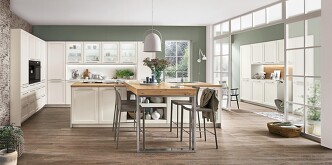 Weiße CASCADA 774 Landhausküche. Die Weiterführung des Dekors im Flur bringt ein einheitliches Gesamtbild. Tolle Ergänzung ist hier die Kücheninsel mit integriertem Tisch in Naturholz-Optik. Weiße CASCADA 774 Landhausküche. Die Weiterführung des Dekors im Flur bringt ein einheitliches Gesamtbild. Tolle Ergänzung ist hier die Kücheninsel mit integriertem Tisch in Naturholz-Optik.